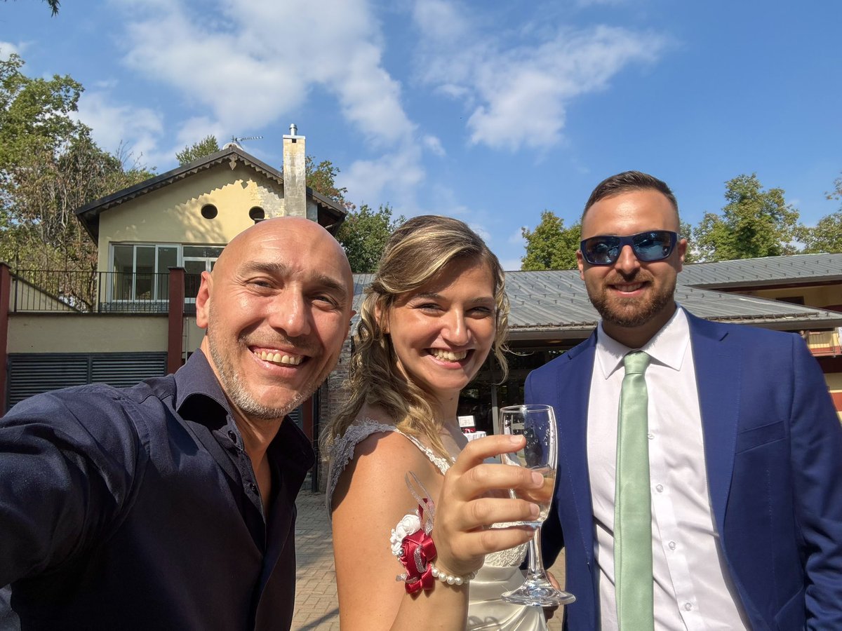 Trimani1977's tweet photo. E c’è chi si sposa di mercoledì…😁tantissimi auguri a Bea e Marco! 👰‍♂️🤵❤️

#matrimonio #sposi #wedding #festa #cantante #intrattenimento #animazione #torino #sft https://t.co/LiOY99DXUj