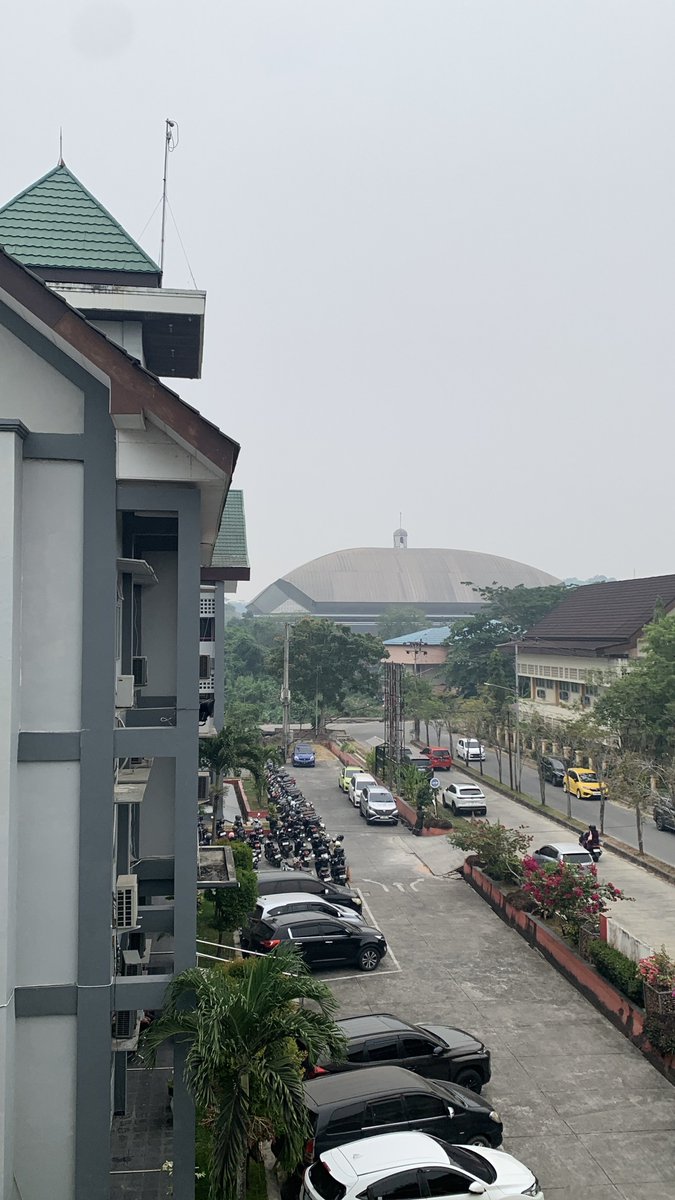 bbarbieie's tweet photo. GUYS PLS DONT STOP TALKING ABOUT KARHUTLA 😔

kaltim itu titik panasnya termasuk minim di antara yang lain, tapi kabutnya bisa setebal ini. bahkan pas aku ngampus jam 1 siang tadi langit masih cerah, terus habis keluar kelas sekitaran jam 3, literally langit bener bener berkabut dan itu dalam jangka waktu 2 jam aja loh dan bau asapnya KECIUM bgt

video yg terakhir itu aslinya kabutnya TEBEL kalo dilihat make mata telanjang, cuman kameraku gabisa nangkap. kalian bayangin aja berarti org org yg uploud video kabut tebal, pasti di rl nya lebih parah lagi loh..

bahkan di jalan tadi org org pada pake masker, langsung dejavu era covid yaallah 😭😭

selain karhutla dan kabut, kaltim juga ada di status darurat bencana kekeringan karena belum ada hujan sama sekali dibeberapa wilayah, khususnya samarinda

terus ditambah disini ngantri BENSIN jg super padat 😭 pom mini juga banyak yg habis yaallahh