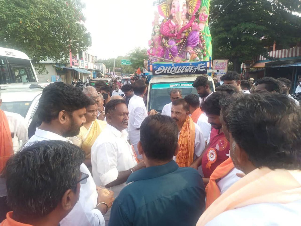 KavisriBjp's tweet photo. இன்று அறந்தாங்கியில் இந்து முன்னணி சார்பாக நடத்தப்படும் விநாயகர்  விசர்ஜன ஊர்வலத்தில் கலந்து கொண்ட போது..

@hindumunnani_tn
@bjmm_tn 
@BJP4TamilNadu https://t.co/VvhHUwgvve