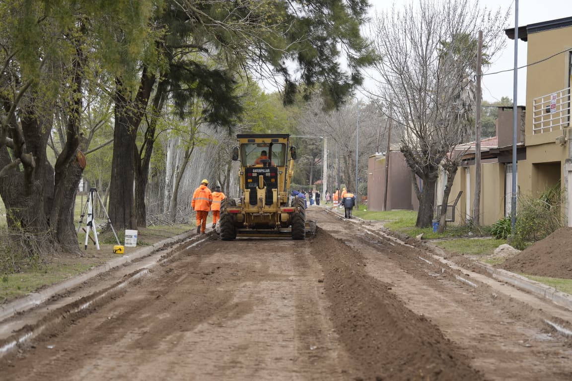 accastelloedu's tweet photo. Hoy, Gabinete Ampliado desde barrio Vista Verde.

Junto a nuestro equipo de gobierno, estamos trabajando en el barrio, escuchando a los vecinos y continuando con el plan de obras.

A las 20 cuadras ya pavimentadas en la primera etapa, sumamos una segunda etapa en la que se pavimentarán 15 nuevas cuadras.

Al mismo tiempo, a la altura de este barrio, en el río, se llevan adelante las tareas correspondientes al Plan de Obras de Desagües Urbanos.

Estamos cerca, haciendo ciudad, barrio por barrio.