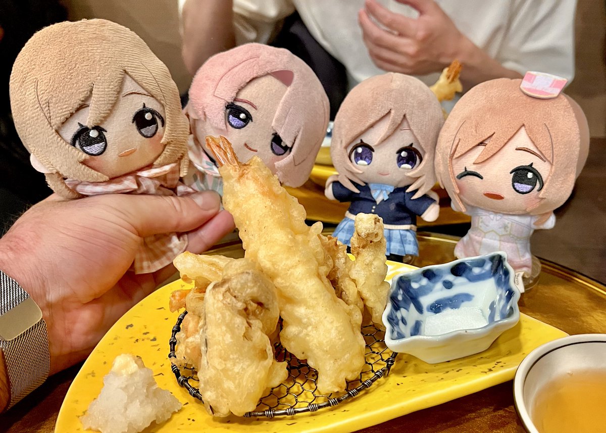 taskits2's tweet photo. お姉ちゃんズ、麻央くん、今年も花莉波さんの松茸コースだよ…どれも絶品だね… #初星学園ぬいぬい部 https://t.co/AoWjlCkyMD