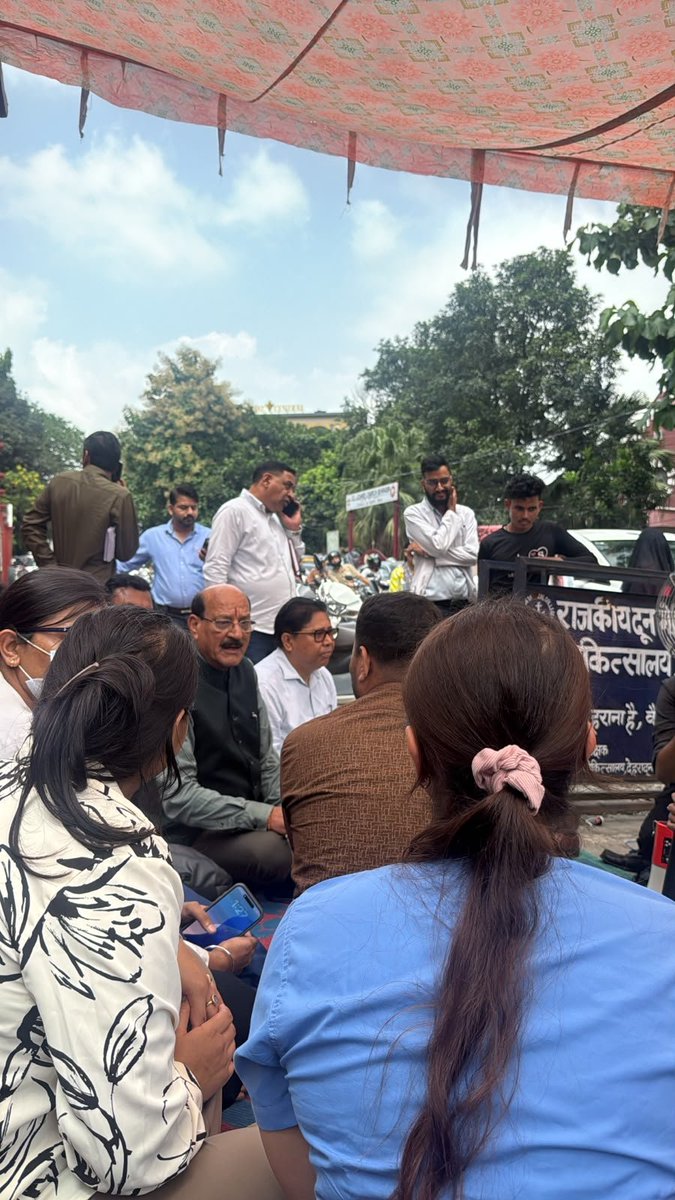 UKresidentsdocs's tweet photo. DAY 10 | DIALOGUE & REASSURANCE ON HON’BLE CM’S BIRTHDAY 🩺🤝

​On Day 10 of our ongoing strike, Uttarakhand resident doctors witnessed an encouraging and dignified gesture of outreach. Hon’ble Cabinet Minister Dr. Subodh Uniyal ji personally visited our protest site to interact directly with the striking resident doctors, reassuring us that the Government of Uttarakhand stands in full support of our frontline medical fraternity.
​On this auspicious day, we extend our heartfelt birthday greetings to our Hon’ble Chief Minister, Shri @pushkardhami ji. On behalf of Uttarakhand Resident Doctors United (UKRDU), led by President Dr. Abhijeet Rathi and General Secretary Dr. Akash Chauhan , we wish him good health, longevity, and visionary leadership. 💐

​We express our sincere gratitude to:
​Hon’ble CM Shri @pushkardhami ji and Minister Dr. @SubodhUniyal1 ji for their empathetic intervention and for committing to finalize a concrete, decisive solution in the upcoming Cabinet meeting.

​Our respected Director of Medical Education and Medical Superintendent (Doon Medical College) for consistently presenting our grievances before the government with fairness and care.

​Every medical association, senior faculty member, and resident doctor across India whose unwavering solidarity kept our voices strong.

​We welcome this positive assurance with utmost respect and look forward to the forthcoming Cabinet decision translating these commitments into an official Government Order (GO).
​#UttarakhandResidentDoctorsUnited #Day10 #DoonRDA #HaldwaniRDA #SrinagarMedicalCollege #AlmoraMedicalCollege #StipendParity #DoctorsUnited @ukcmo @Uttarakhand_News @drabhijeetrathi @drakashhchauhan @drdhruvchauhan