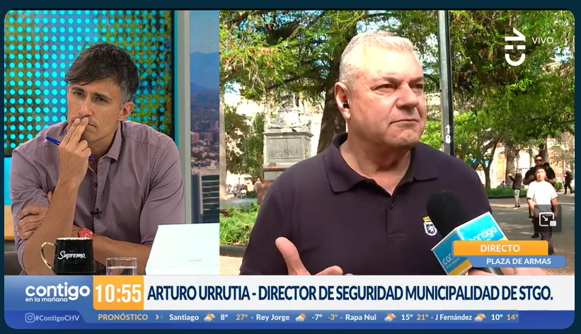 clpstmith3's tweet photo. El encargado de seguridad de Desbordes dándole el favor a extranjeros que expulsaron a chileno de plaza de armas. https://t.co/Us8xJAPA7X