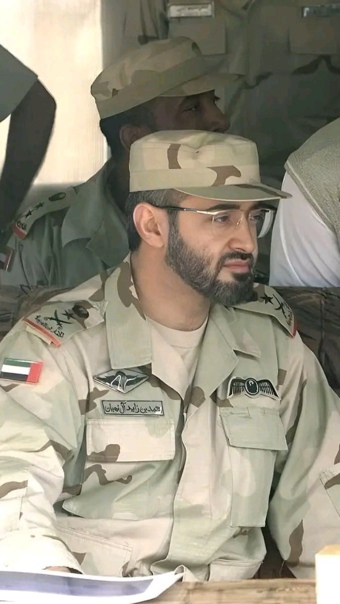 kj0izk's tweet photo. 10 ضباط إماراتيين كانوا ماسكين اليمن من #الساحل_الغربي إلى حضرموت بطولها وعرضها وكانت الجبهات متماسكة ومتقدمة، ومسرح العمليات واحد.

واليوم اكثر من ألف ضابط سعودي في اليمن، ومع هذا تشهد البلاد انفلاتاً بالخدمات والجبهات معاً

إطلاقاً لن تكون مثل #الإمارات مهما حاولت 🇦🇪
حفظك الله https://t.co/bUghsdRKbD