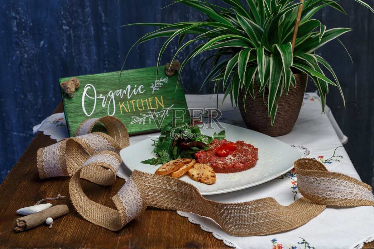 ttochii2's tweet photo. [Just found the perfect late-night snack: warm, buttery toasted sourdough topped with sliced ripe tomato, a sprinkle of flaky sea salt and fresh basil. No fancy recipes needed, just cozy simple joy in every bite!]， https://t.co/HXQbWUnkIS