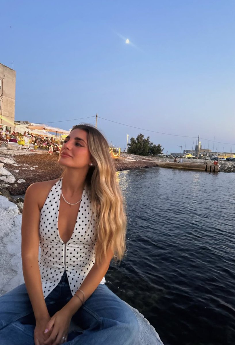 serroose's tweet photo. .. 

Sait Faik, 
_"Seni görünce İçim ferahlıyor ".
Dememiş de ;

_" Uzun bir yolun sonunda denizi görmek gibisin". demiş... 

🌊✨🎼☕
GünAkşamda🌙 https://t.co/uNJj9nUDSt