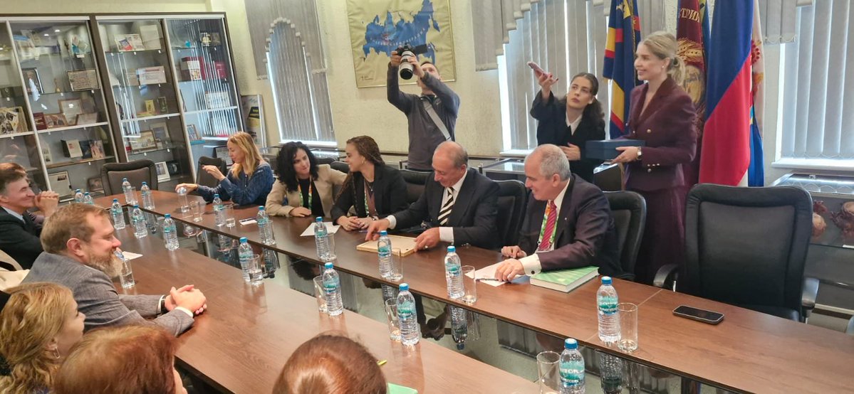 MeyvisEstevezE's tweet photo. Hoy hemos tenido una linda jornada. Dejo algunas fotos de la Universidad Estatal Pedagógica de los Urales. Un lugar que visitó #FidelPorSiempe en mayo/1963. Homenajeado por un bello mural que se llama: Rusia-Cuba, una amistad a prueba del tiempo.

A buen entendedor... 😎 🇷🇺 🇨🇺 https://t.co/nBO04mJW3K
