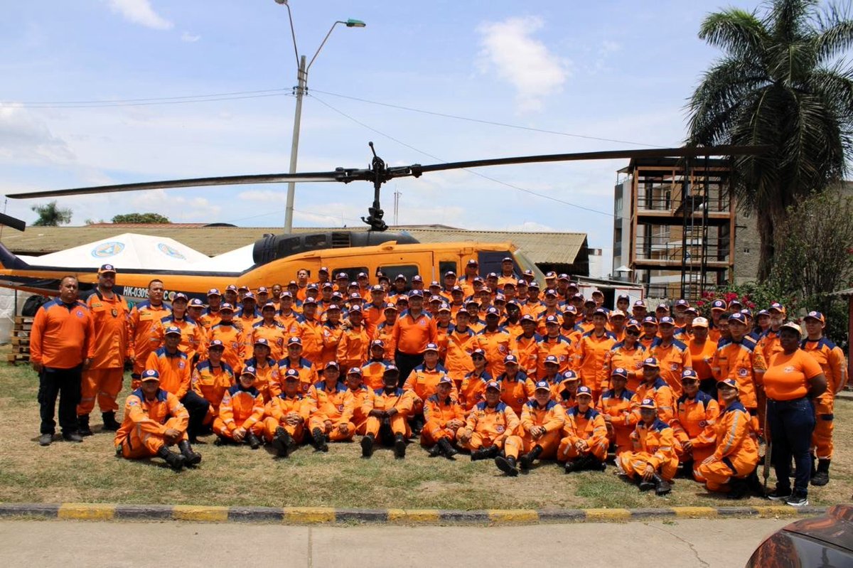 DefensaCivilCo's tweet photo. "La fortaleza de la @DefensaCivilCo está en la pujanza de sus regiones y el corazón de sus voluntarios." 

El MG (RA) Jorge Humberto Jerez llegó al #ValledelCauca para escuchar a la #FuerzaNaranja y potenciar sus capacidades de respuesta. ¡Cerca de los voluntarios! https://t.co/PTOdVfNQzH