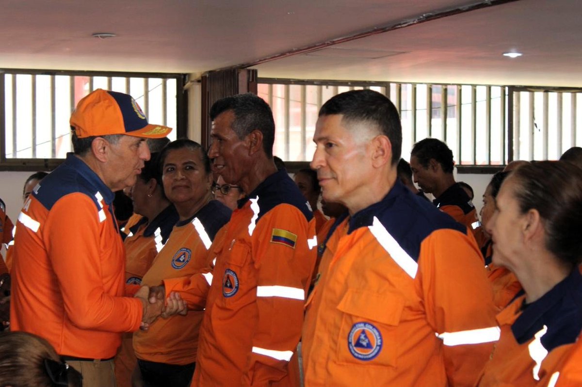 DefensaCivilCo's tweet photo. "La fortaleza de la @DefensaCivilCo está en la pujanza de sus regiones y el corazón de sus voluntarios." 

El MG (RA) Jorge Humberto Jerez llegó al #ValledelCauca para escuchar a la #FuerzaNaranja y potenciar sus capacidades de respuesta. ¡Cerca de los voluntarios! https://t.co/PTOdVfNQzH