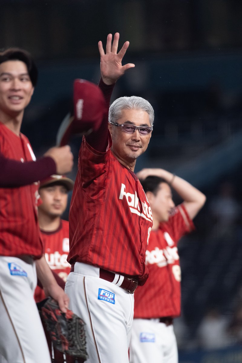 kaze_fuu4's tweet photo. もうすっかりイーグルスの
吉井理人監督だな〜
私か分からないけど目線ありがとう！
おいやん！

#RakutenEagles https://t.co/tj3pyikREU