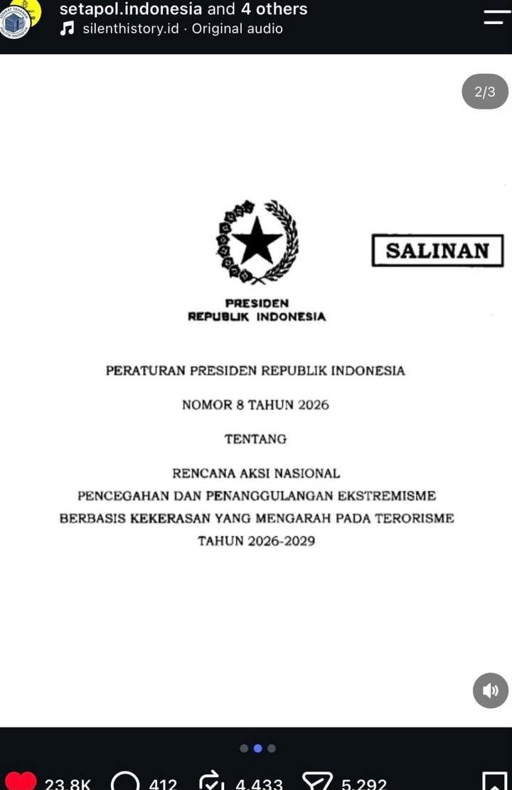 erlanishere's tweet photo. Presiden baru aja bikin Perpres karet terbaru yang bisa bikin peserta demo masuk penjara akibat tuduhan ekstremisme.

Definisi "ekstremisme" yang tidak dijelaskan + perluasan wewenang TNI ke ranah sipil ini akan mengancam demokrasi kita. Tolak! https://t.co/2zrIlogkz2