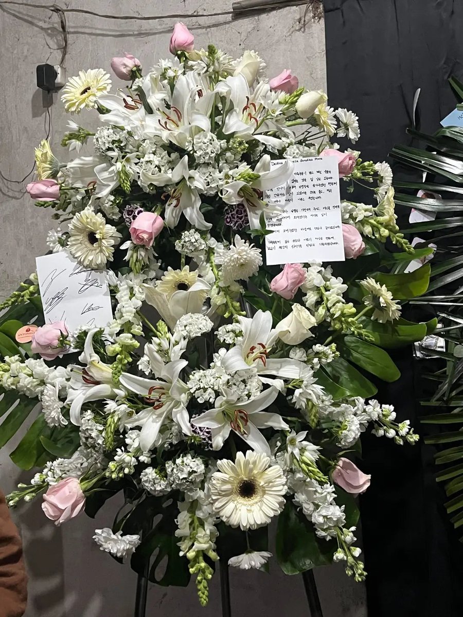 npomvtt's tweet photo. ⚠️ tw: morte.

Stray Kids envia flores e carta escrita à mão para a família de uma fã que morreu na fila de espera do show do grupo na Argentina.

"Para Delfina Antonella González Plata.
Nós sabemos que palavras jamais poderiam aliviar totalmente a dor que sua família está enfrentando neste momento. Quando soubemos da notícia devastadora sobre uma fã que havia ido ao local do show para nos ver, todos nós ficamos profundamente tristes e com o coração partido. Jamais nos esqueceremos que você amava nossa música e nossas apresentações, e que veio estar conosco na esperança de nos encontrar. Nós somos verdadeiramente gratos por todo o amor e apoio que você nos demonstrou. Expressamos nossas mais profundas condolências e nossa sincera solidariedade à sua família. 
Esperamos, de coração, que ela descanse em paz."

A mãe da jovem escreveu em suas redes sociais: "Olha, meu amor, você não conseguiu vê-los porque seu coraçãozinho não aguentou tanta felicidade... mas eles souberam de você e lhe enviaram esta linda coroa de flores."