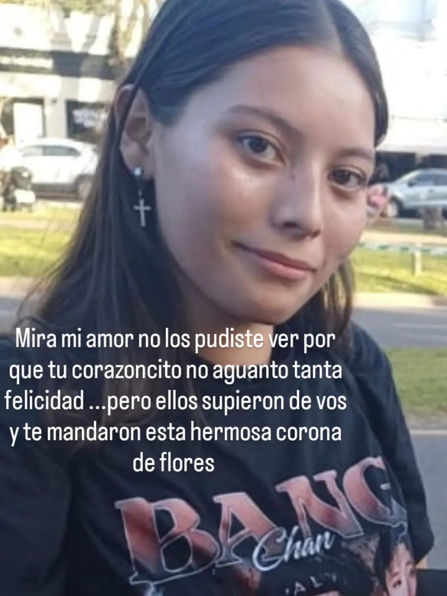 npomvtt's tweet photo. ⚠️ tw: morte.

Stray Kids envia flores e carta escrita à mão para a família de uma fã que morreu na fila de espera do show do grupo na Argentina.

"Para Delfina Antonella González Plata.
Nós sabemos que palavras jamais poderiam aliviar totalmente a dor que sua família está enfrentando neste momento. Quando soubemos da notícia devastadora sobre uma fã que havia ido ao local do show para nos ver, todos nós ficamos profundamente tristes e com o coração partido. Jamais nos esqueceremos que você amava nossa música e nossas apresentações, e que veio estar conosco na esperança de nos encontrar. Nós somos verdadeiramente gratos por todo o amor e apoio que você nos demonstrou. Expressamos nossas mais profundas condolências e nossa sincera solidariedade à sua família. 
Esperamos, de coração, que ela descanse em paz."

A mãe da jovem escreveu em suas redes sociais: "Olha, meu amor, você não conseguiu vê-los porque seu coraçãozinho não aguentou tanta felicidade... mas eles souberam de você e lhe enviaram esta linda coroa de flores."