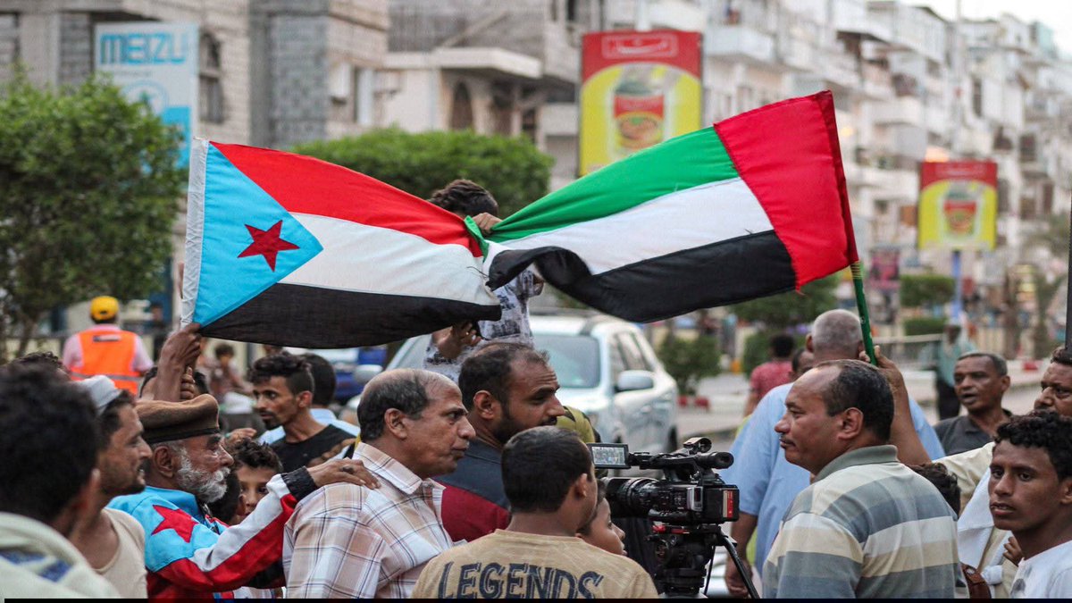 9ebsm's tweet photo. تحت هاتين الرايتين تحققت الانتصارات عندما كانت النوايا صادقة والهدف واضحاً…  
التحرير واستعادة الأرض والكرامة … 

فحين تصدق النوايا، تتوحد الصفوف، ويصنع الرجال الانتصار !!! https://t.co/DCWXpx3Qe2
