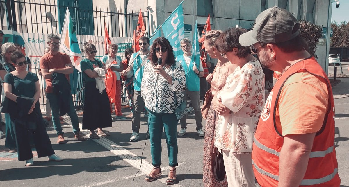 SNUDIFO53's tweet photo. ✊ 50 collègues devant la DSDEN de la #Mayenne, à l'appel de l'IS !
📢 revendication : le pourvoi de TOUS les postes de #PsyEN et des moyens à la hauteur des besoins pour nos #RASED !
🎤 Prises de parole du SNUDI-FO 53 et des collègues maîtres E, maîtres G et PsyEN... https://t.co/dvajEaN9SW