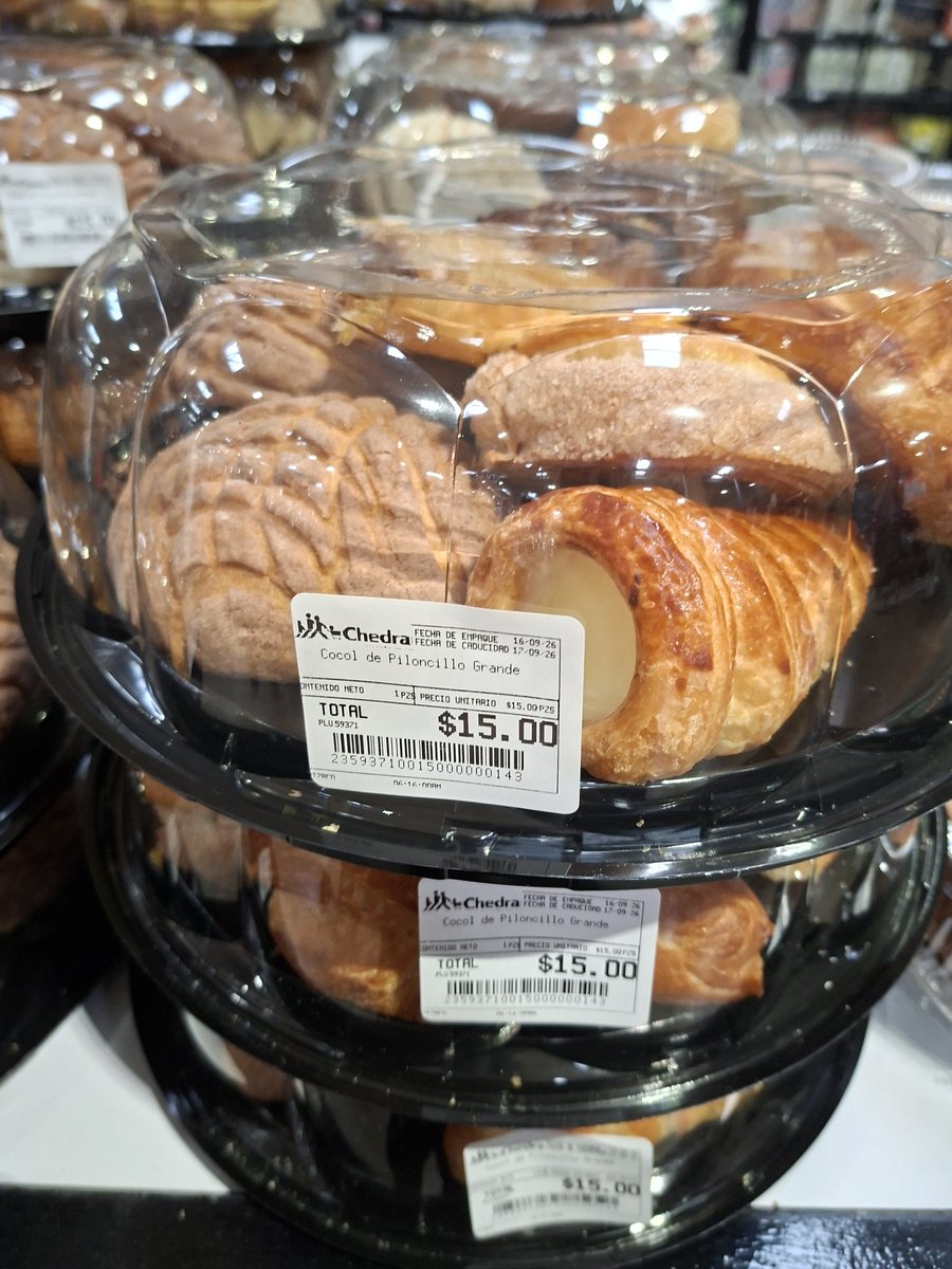 H4nGT's tweet photo. Buen día @Profeco, Hoy iba comprar mi pan en @Chedrauioficial en Tlaxcala en la sucursal de Apizaco y pues encontré estas charolas en 15 pesos, tome una y al pagar me negaron la venta, les comente que TODAS estaban asi y como para que fuera un error pues es una verdadera burla. https://t.co/LZkd6S1qwa