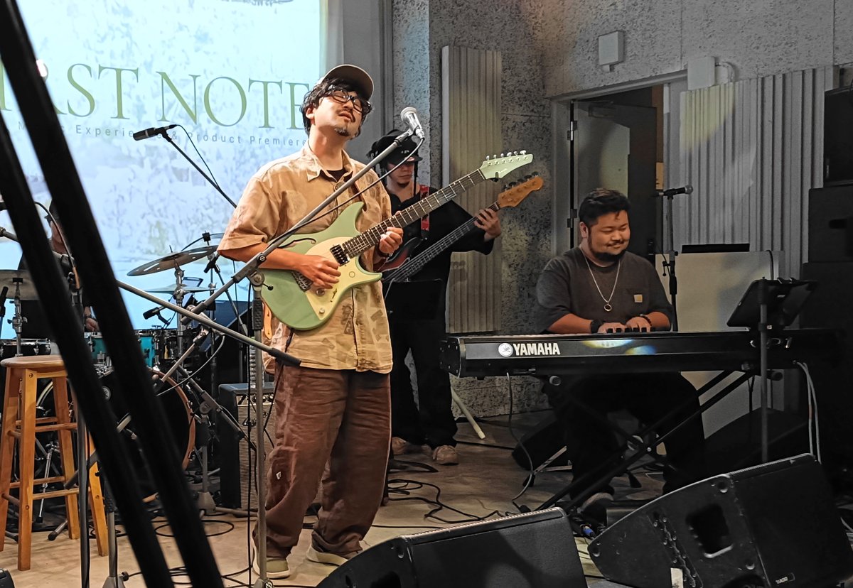 EmiSaitoLemon's tweet photo. 一昨日は、#ENYA MUSIC × ソエジマトシキさんの #スマートギター 新モデル発表会へ🌿 

そのギターを使ったソエジマさんのライブも行われ、オシャレで洗練された演奏を堪能してきました✨
トランぺッターNaho Kimamaさんの音色もとってもCoool ！ 

 #ソエジマトシキ #Nahokimama #ネオソウルギター https://t.co/nV9emklcqM
