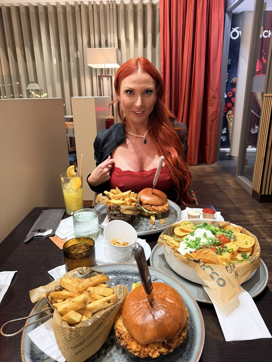 VictoriaPea23's tweet photo. Dinner with a view… but we both know I’m the main attraction 😏🍑🥂 https://t.co/nuloJReecO