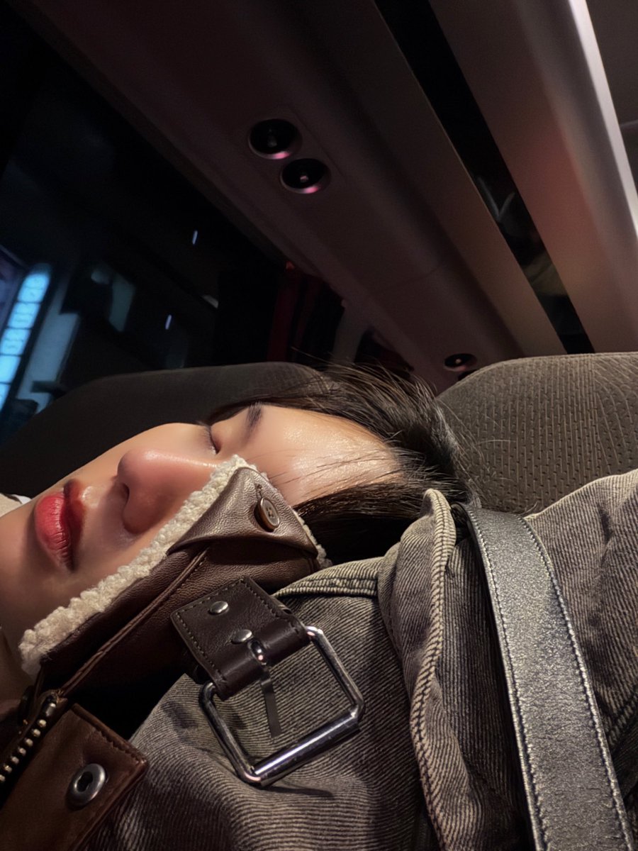 great_tofuu's tweet photo. ผู้ชายคลั่งรักมักจะเป็นแบบนี้ป่ะ ชอบ���อบถ่ายตอนนั่งข้าง ๆ กันไว้ ต้องเป็นมุมเผลอด้วย เพราะบอกว่าน่ารักดี https://t.co/mC2c8NwP1a