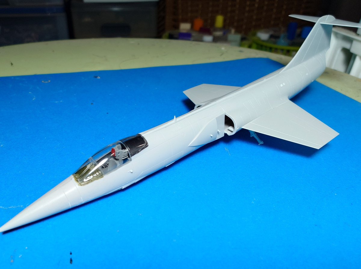 pipocyun's tweet photo. ハセガワF-104J進捗。コックピットを塗装してキャノピー付けてマスキング。ここまでは順調に進んでいますね。 https://t.co/EVoBf2GfI0