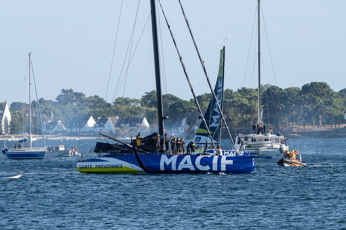 VendeeGlobe's tweet photo. Une journée en hommage à Charlie Dalin 🩵

Des images fortes, du bruit, de l’émotion et surtout beaucoup de monde réuni à Concarneau, sur l’eau comme à terre.

Merci d’avoir été si nombreux à partager ce moment !

📸 Crédits photos : Vincent Curutchet et O. Blanchet. https://t.co/dtTQZPUwKp