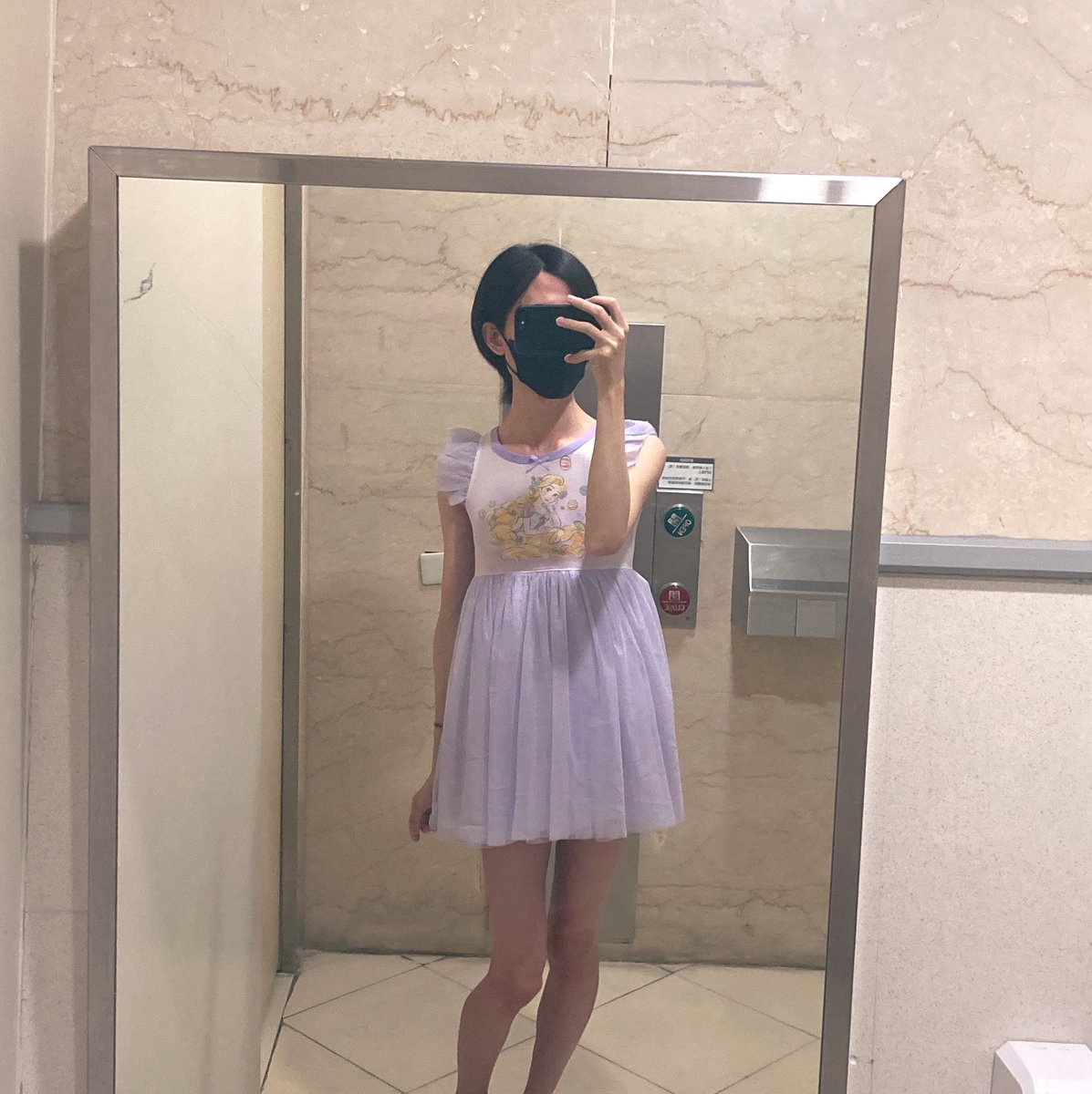 LyviaJi's tweet photo. 果然男孩子的願望還是想被當可愛的小公主寵一次👑

第一次在網上買公主裙，140居然剛好塞得下🤭，但這套大概註定只能活在無人的宿舍跟無障礙廁所裡了～

#男の娘 #女裝男子 #女児服 #おむつ https://t.co/LsZK5z2aOh