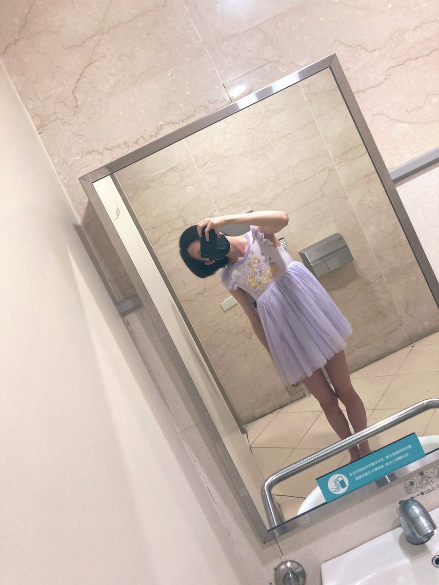 LyviaJi's tweet photo. 果然男孩子的願望還是想被當可愛的小公主寵一次👑

第一次在網上買公主裙，140居然剛好塞得下🤭，但這套大概註定只能活在無人的宿舍跟無障礙廁所裡了～

#男の娘 #女裝男子 #女児服 #おむつ https://t.co/LsZK5z2aOh