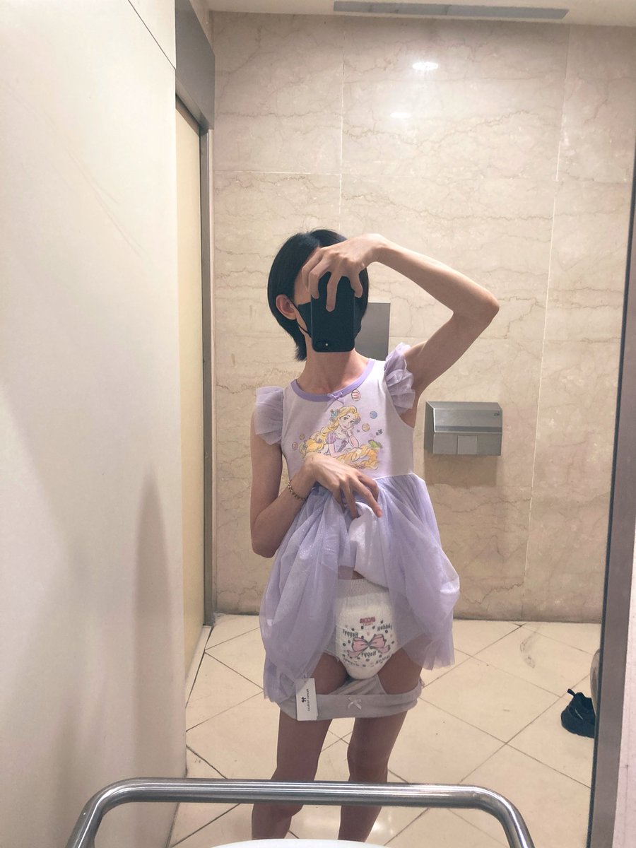 LyviaJi's tweet photo. 果然男孩子的願望還是想被當可愛的小公主寵一次👑

第一次在網上買公主裙，140居然剛好塞得下🤭，但這套大概註定只能活在無人的宿舍跟無障礙廁所裡了～

#男の娘 #女裝男子 #女児服 #おむつ https://t.co/LsZK5z2aOh