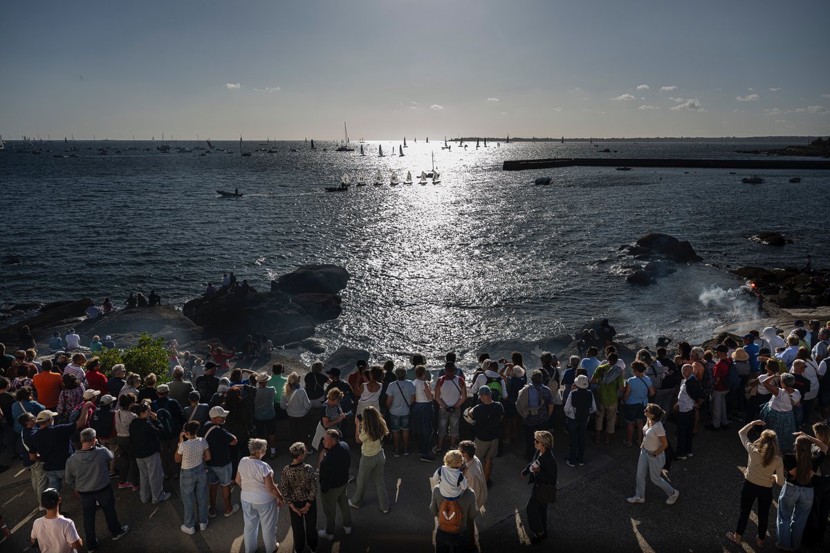 VendeeGlobe's tweet photo. Une journée en hommage à Charlie Dalin 🩵

Des images fortes, du bruit, de l’émotion et surtout beaucoup de monde réuni à Concarneau, sur l’eau comme à terre.

Merci d’avoir été si nombreux à partager ce moment !

📸 Crédits photos : Vincent Curutchet et O. Blanchet. https://t.co/dtTQZPUwKp
