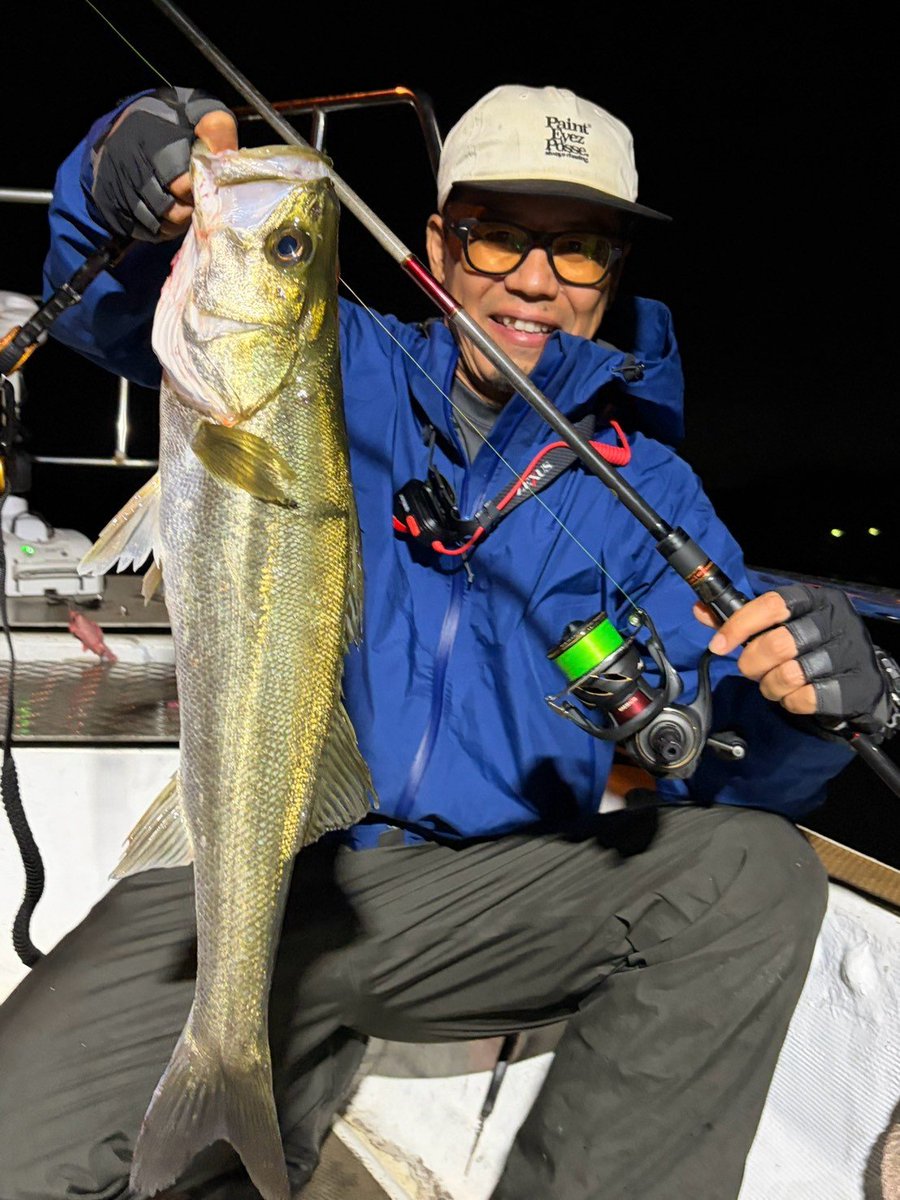 dan78690814's tweet photo. 昨晩は大分出張の帰りに香川県の坂出で寄り道。
当然、メモリーズさんでボートシーバスに
相変わらずの激流でレンジをコントロールして流していくと銀ピカのシーバス。
流れが緩みだすと赤い奴が混じりますが、それでも河川みたいな状況なのでタイラバで釣れるサイズ感ですが、やたらと引きます(笑) https://t.co/SAy5Vwi3tu
