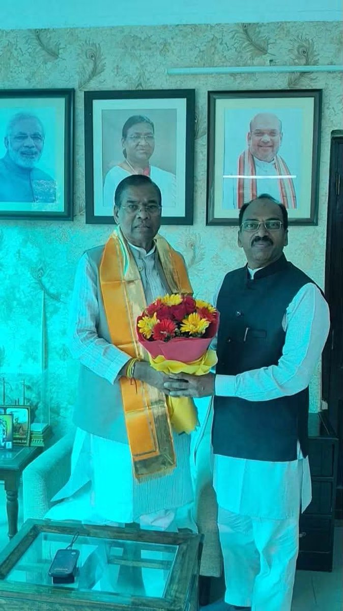 MLRawatBJP's tweet photo. 📍नई दिल्ली 

माननीय श्री फग्गन सिंह कुलस्ते जी, सांसद, लोकसभा क्षेत्र मंडला एवं पूर्व केंद्रीय राज्यमंत्री, से नई दिल्ली स्थित उनके आवास पर आत्मीय भेंट हुई। https://t.co/WfzG5aGeIM