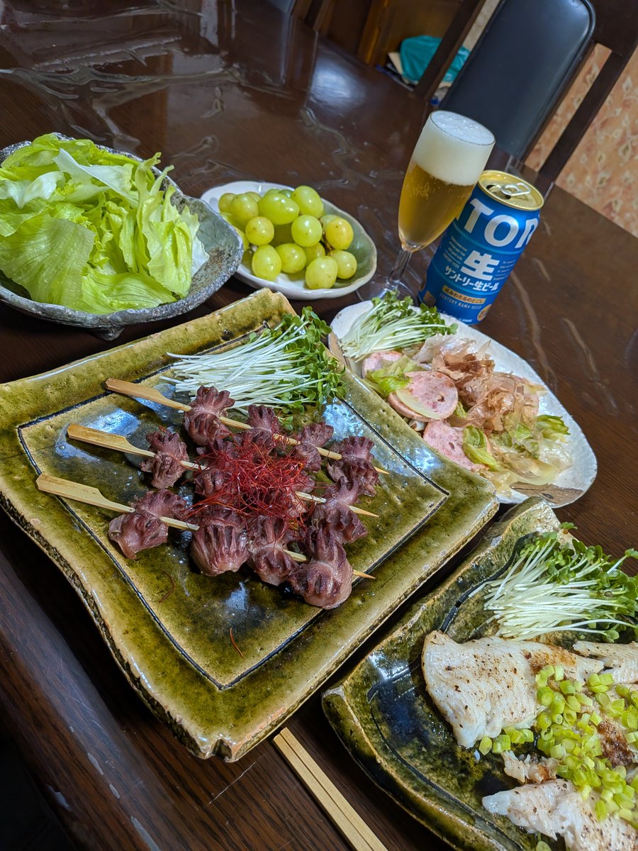 matsu10765's tweet photo. 今晩は(^O^)／本日はこんな感じで創りました🤤北海道アブラカレイばた〜焼き、鳥砂肝串焼き、ハムれたす炒め、レタスサラダ、シャインマスカット、🤤　#かいわれ大根　#ビール好き　#世界の松井　#天狗党レーシングチーム　#天狗党自転車　#松井英幸　#豊橋競輪場 https://t.co/97YbPQciuY