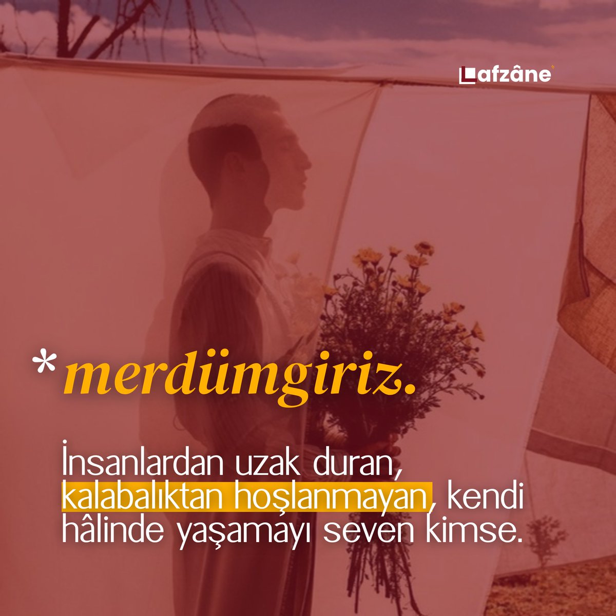 lafzane's tweet photo. Günün lafz’ı; Merdümgiriz.

Fakat kelimenin içinde yalnızca “insanlardan kaçmak” yok; biraz inziva, biraz sükût, biraz da kendi içine çekilme hissi var. https://t.co/HFhL7PkxRD