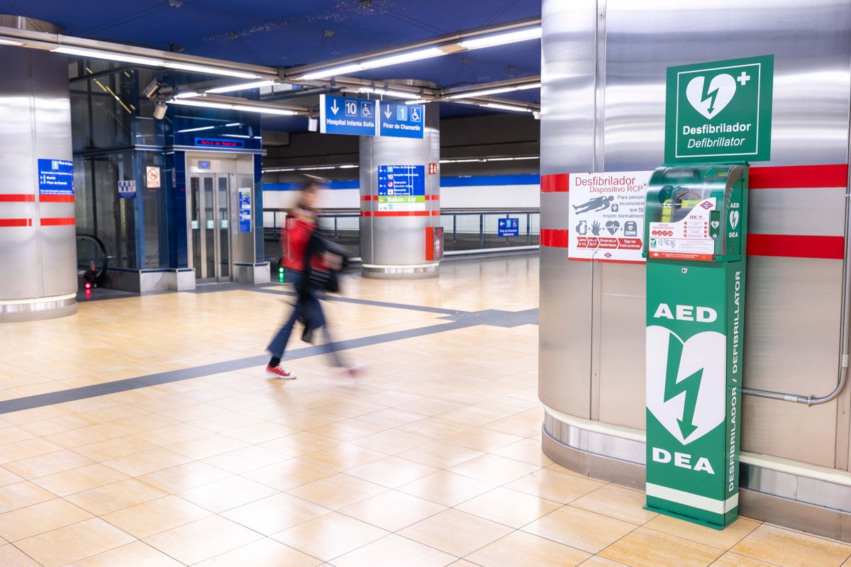 Un desfibrilador instalado en un vestíbulo de Metro.