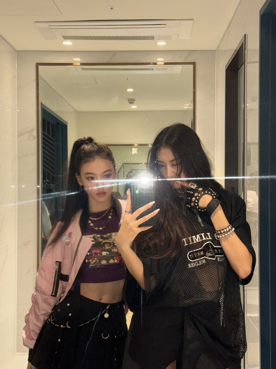 archivegalla's tweet photo. 🪞📸 https://t.co/eTNR6im89D