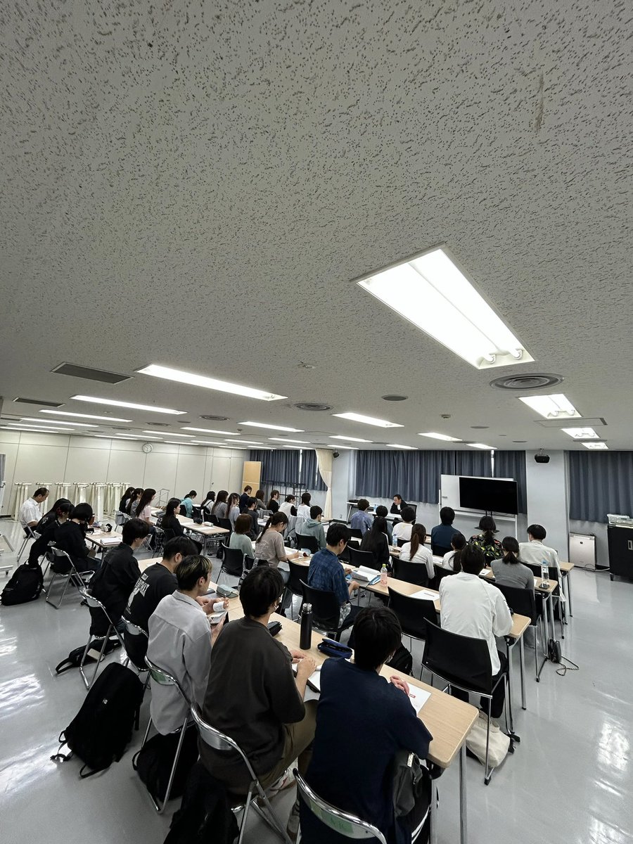 apteLab2026's tweet photo. 日本工学院専門学校 蒲田キャンパスさんにて、弊社代表・福井による2027年度 #アプトラボ 説明会を行いました！
9月も中旬に入り、自分の進路を真剣に考えながら説明を聞いていました✨

#声優養成所 #アプトプロ https://t.co/N6fbyFEhVz
