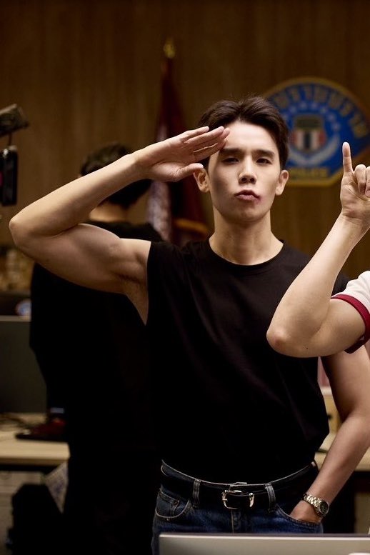 gybeforevegie's tweet photo. แขนขวาเบ่งกล้ามตะเบ๊ะ มือซ้ายก็ไม่ลืมที่จะล้วงกระเป๋า ออริจินัลเมะกึงประจำกองปราบ🫡✅

#IWillAlwaysSaveYou https://t.co/GzyYRm28tC