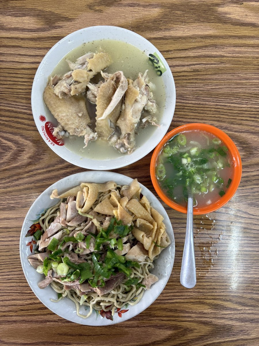 hanif_aa's tweet photo. Dari warga Jakarta sejak nafas pertama...

Maksud gue tuh, mie ayam tuh harusnya kayak gini. Mienya ga lembek, cenderung ngaret. Ayamnya kalo bisa kampung dan WAJIB TIDAK DIKECAPIN atau DIKUNINGIN. Kuahnya dipisah, dan ada daun bawangnya.

Ini sederhana sekali kok, semoga mudah dipahami yaa. 🥰✨