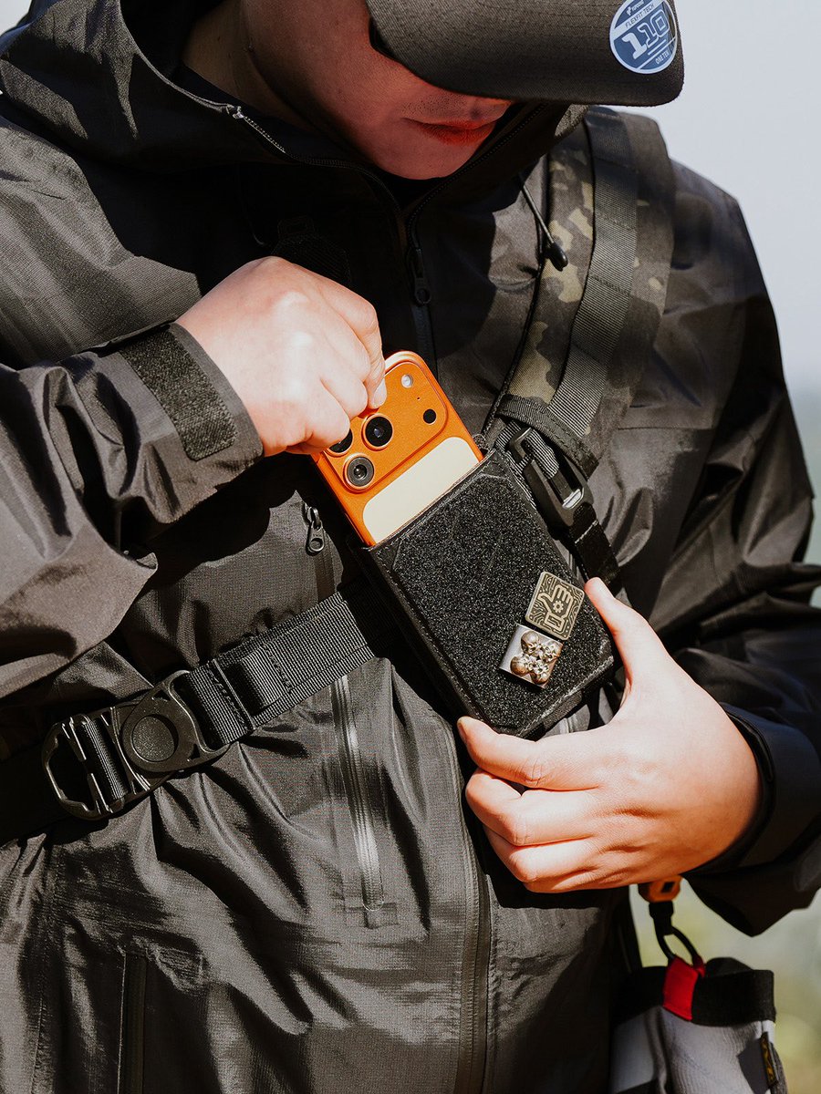 Tacticalgeekeu's tweet photo. TACTICAL_GEEK EXT16 MOLLE Handytasche
Warum tief im Rucksack suchen? 📱⚡
Direkt am Schultergurt. Ein Griff – und dein Smartphone ist da. Klettfläche vorne, dein Style außen.
#TACTICALGEEK #EXT16 #EDC #MOLLE #TacticalGear #EverydayCarry https://t.co/GMNep7cNpP