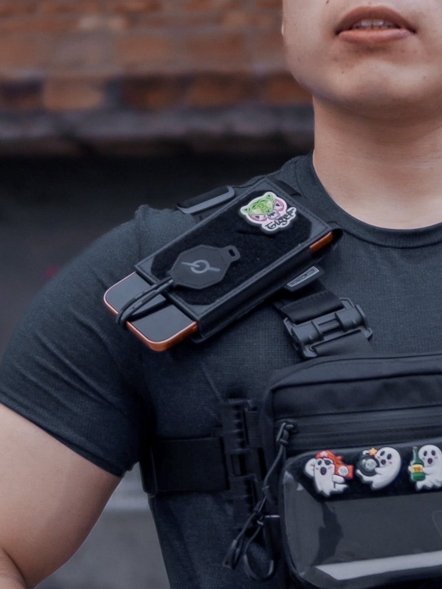 Tacticalgeekeu's tweet photo. TACTICAL_GEEK EXT16 MOLLE Handytasche
Warum tief im Rucksack suchen? 📱⚡
Direkt am Schultergurt. Ein Griff – und dein Smartphone ist da. Klettfläche vorne, dein Style außen.
#TACTICALGEEK #EXT16 #EDC #MOLLE #TacticalGear #EverydayCarry https://t.co/GMNep7cNpP