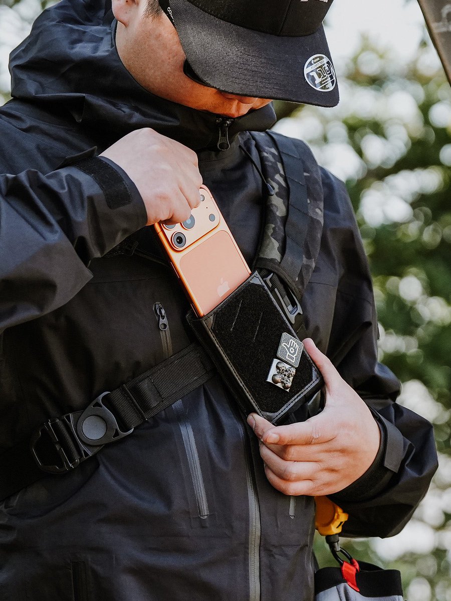 Tacticalgeekeu's tweet photo. TACTICAL_GEEK EXT16 MOLLE Handytasche
Warum tief im Rucksack suchen? 📱⚡
Direkt am Schultergurt. Ein Griff – und dein Smartphone ist da. Klettfläche vorne, dein Style außen.
#TACTICALGEEK #EXT16 #EDC #MOLLE #TacticalGear #EverydayCarry https://t.co/GMNep7cNpP