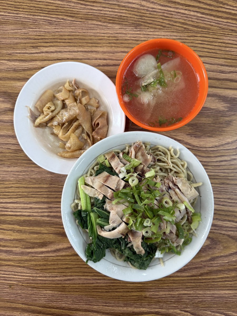 hanif_aa's tweet photo. Dari warga Jakarta sejak nafas pertama...

Maksud gue tuh, mie ayam tuh harusnya kayak gini. Mienya ga lembek, cenderung ngaret. Ayamnya kalo bisa kampung dan WAJIB TIDAK DIKECAPIN atau DIKUNINGIN. Kuahnya dipisah, dan ada daun bawangnya.

Ini sederhana sekali kok, semoga mudah dipahami yaa. 🥰✨