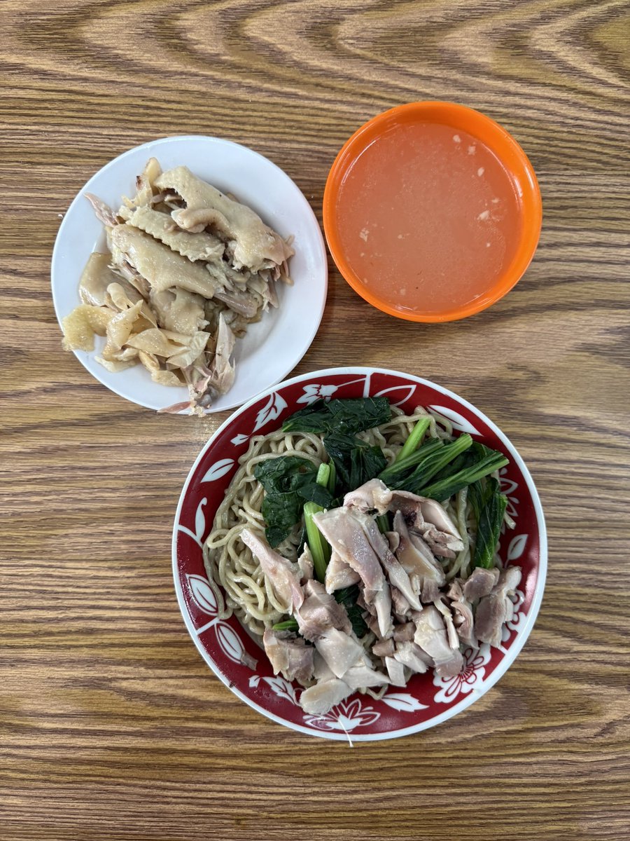 hanif_aa's tweet photo. Dari warga Jakarta sejak nafas pertama...

Maksud gue tuh, mie ayam tuh harusnya kayak gini. Mienya ga lembek, cenderung ngaret. Ayamnya kalo bisa kampung dan WAJIB TIDAK DIKECAPIN atau DIKUNINGIN. Kuahnya dipisah, dan ada daun bawangnya.

Ini sederhana sekali kok, semoga mudah dipahami yaa. 🥰✨