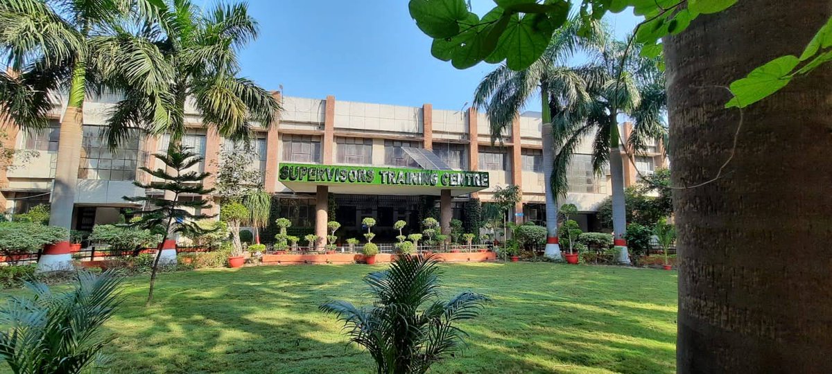 stclucknow's tweet photo. Established in 1956, the Supervisors Training Centre (STC), Charbagh, Lucknow, stands as a symbol of Indian Railways’ rich heritage, technical excellence, and the continuous journey of learning.

From its historic artwork  to its lush green campus and modern training facilities. https://t.co/yHGkxVCKkl