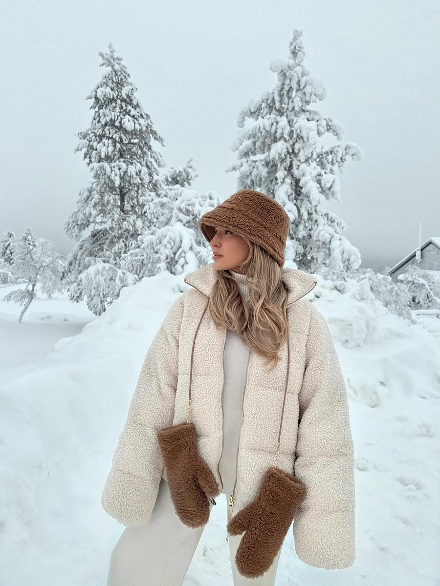 seerginhoj's tweet photo. The cold weather has me dreaming of snow season! Throwback to meeting Rudolph and his pals ❄️ https://t.co/erX4ajDLyi