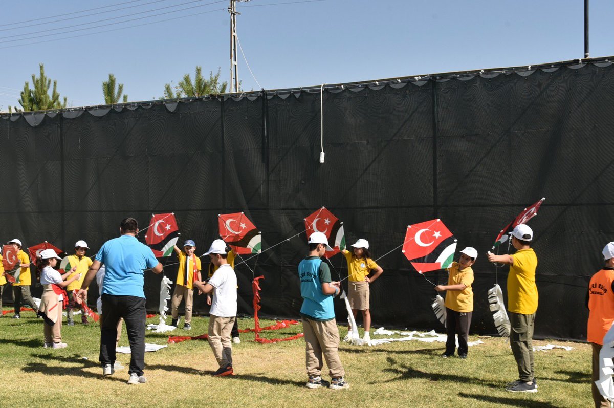 konyamem's tweet photo. UÇURTMALAR VURULMASIN, GÖKYÜZÜ ÇOCUKLARA KALSIN ETKİNLİĞİ GERÇEKLEŞTİRİLDİ

Millî Eğitim Bakanlığımızın koordinesinde, Valiliğimizin himayelerinde, Konya Büyükşehir Belediyesi ve Meram Belediyesi iş birliğiyle, dünyada yaşanan çatışma ve savaşlardan olumsuz etkilenen çocukların temel haklarına dikkat çekmek amacıyla Gazzeli çocuklarla anlamlı bir etkinlik gerçekleştirildi.

Meram Dutlu Millet Bahçesi Okçuluk Alanı’nda düzenlenen etkinliğe, merkez ilçelerimizdeki okullardan öğrencilerimiz, öğretmenlerimiz ve velilerimiz katılım sağladı. Etkinlikte; çocukların yaşam, eğitim, güvenlik ve barınma gibi temel haklarına yönelik farkındalığın artırılması ve savaşların çocuklar üzerindeki olumsuz etkilerine dikkat çekilmesi amaçlandı.

Etkinliğe; İl Millî Eğitim Müdürümüz Murat Yiğit, Meram Kaymakamı Dr. Bayram Yılmaz, İl Millî Eğitim Müdür Yardımcımız Okan Tekkalan, Karatay İlçe Millî Eğitim Müdürü Turan Kayacılar, Meram İlçe Millî Eğitim Müdürü Erkan Yakışır, Selçuklu İlçe Millî Eğitim Müdürü Sami Sağdıç da katıldı.

@tcmeb @Yusuf__Tekin @TCKonyaValiligi @Vali_Akin @farukyelkenci 
@Konyabuyuksehir @u_ibrahim_altay @gokhanmurat1  @meramkym @meramMEM @karatayilcemem @selcukluilcemem 
#BizimOkulumuz #BaşarmayaHazırım #Konyamem