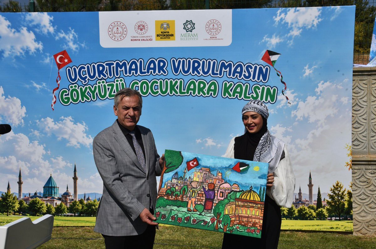 konyamem's tweet photo. UÇURTMALAR VURULMASIN, GÖKYÜZÜ ÇOCUKLARA KALSIN ETKİNLİĞİ GERÇEKLEŞTİRİLDİ

Millî Eğitim Bakanlığımızın koordinesinde, Valiliğimizin himayelerinde, Konya Büyükşehir Belediyesi ve Meram Belediyesi iş birliğiyle, dünyada yaşanan çatışma ve savaşlardan olumsuz etkilenen çocukların temel haklarına dikkat çekmek amacıyla Gazzeli çocuklarla anlamlı bir etkinlik gerçekleştirildi.

Meram Dutlu Millet Bahçesi Okçuluk Alanı’nda düzenlenen etkinliğe, merkez ilçelerimizdeki okullardan öğrencilerimiz, öğretmenlerimiz ve velilerimiz katılım sağladı. Etkinlikte; çocukların yaşam, eğitim, güvenlik ve barınma gibi temel haklarına yönelik farkındalığın artırılması ve savaşların çocuklar üzerindeki olumsuz etkilerine dikkat çekilmesi amaçlandı.

Etkinliğe; İl Millî Eğitim Müdürümüz Murat Yiğit, Meram Kaymakamı Dr. Bayram Yılmaz, İl Millî Eğitim Müdür Yardımcımız Okan Tekkalan, Karatay İlçe Millî Eğitim Müdürü Turan Kayacılar, Meram İlçe Millî Eğitim Müdürü Erkan Yakışır, Selçuklu İlçe Millî Eğitim Müdürü Sami Sağdıç da katıldı.

@tcmeb @Yusuf__Tekin @TCKonyaValiligi @Vali_Akin @farukyelkenci 
@Konyabuyuksehir @u_ibrahim_altay @gokhanmurat1  @meramkym @meramMEM @karatayilcemem @selcukluilcemem 
#BizimOkulumuz #BaşarmayaHazırım #Konyamem