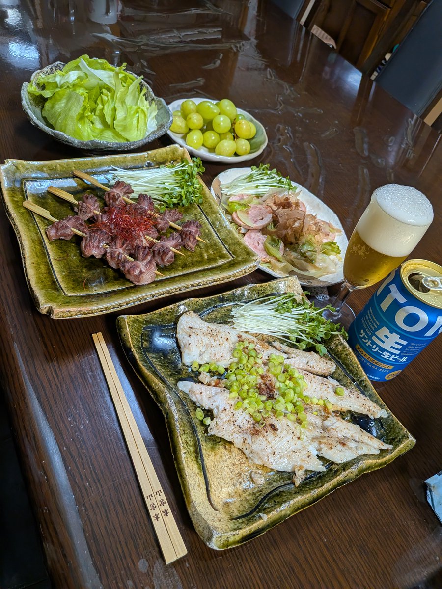 matsu10765's tweet photo. 今晩は(^O^)／本日はこんな感じで創りました🤤北海道アブラカレイばた〜焼き、鳥砂肝串焼き、ハムれたす炒め、レタスサラダ、シャインマスカット、🤤　#かいわれ大根　#ビール好き　#世界の松井　#天狗党レーシングチーム　#天狗党自転車　#松井英幸　#豊橋競輪場 https://t.co/97YbPQciuY