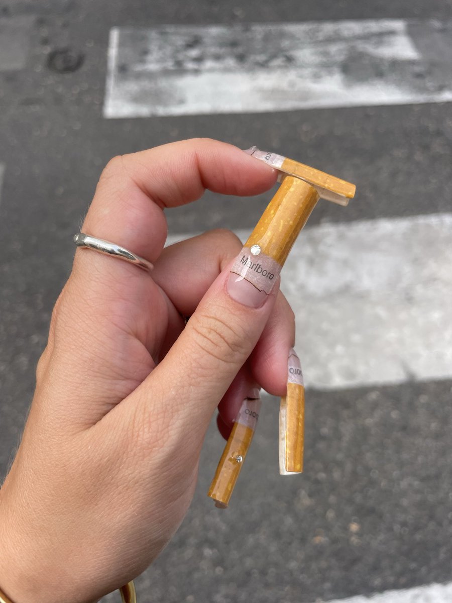 GaranceMurru's tweet photo. new malboro nails https://t.co/ykbFppYzVs