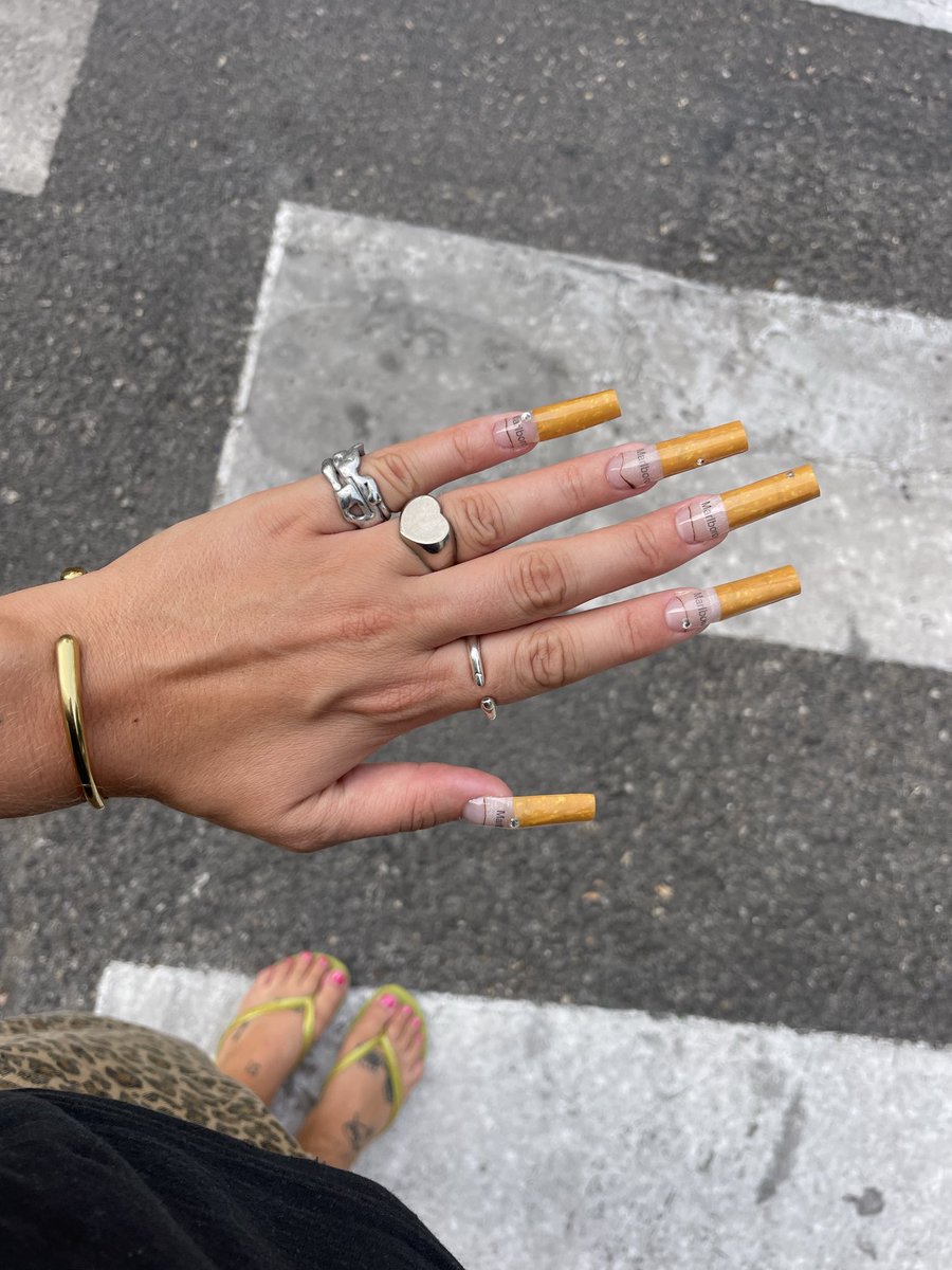 GaranceMurru's tweet photo. new malboro nails https://t.co/ykbFppYzVs